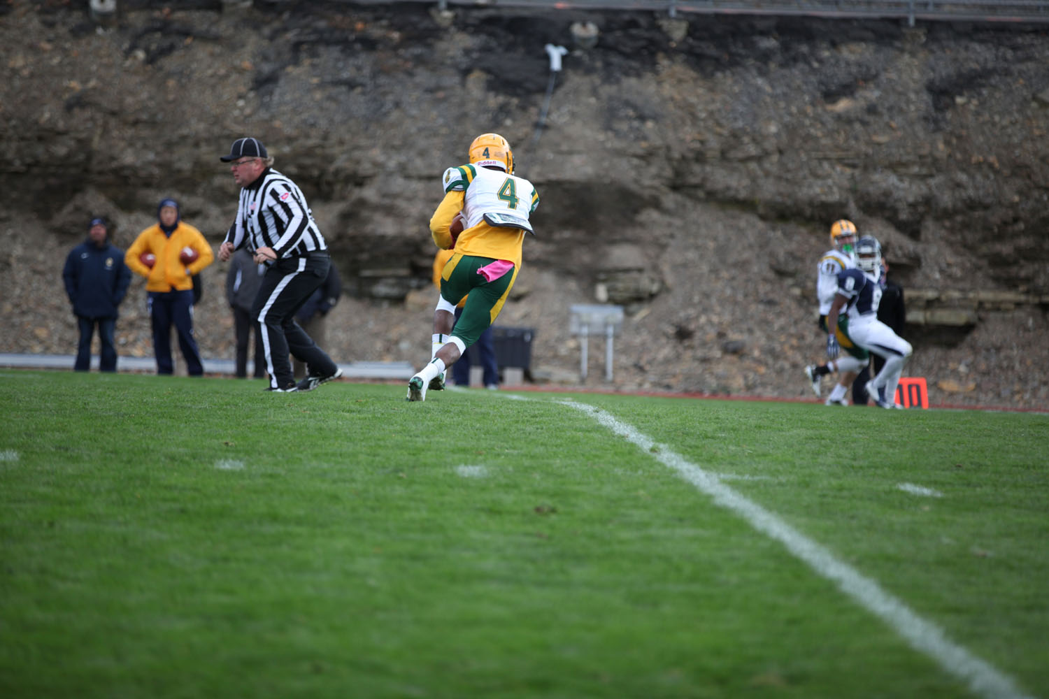 Jerry Thompson running after the catch