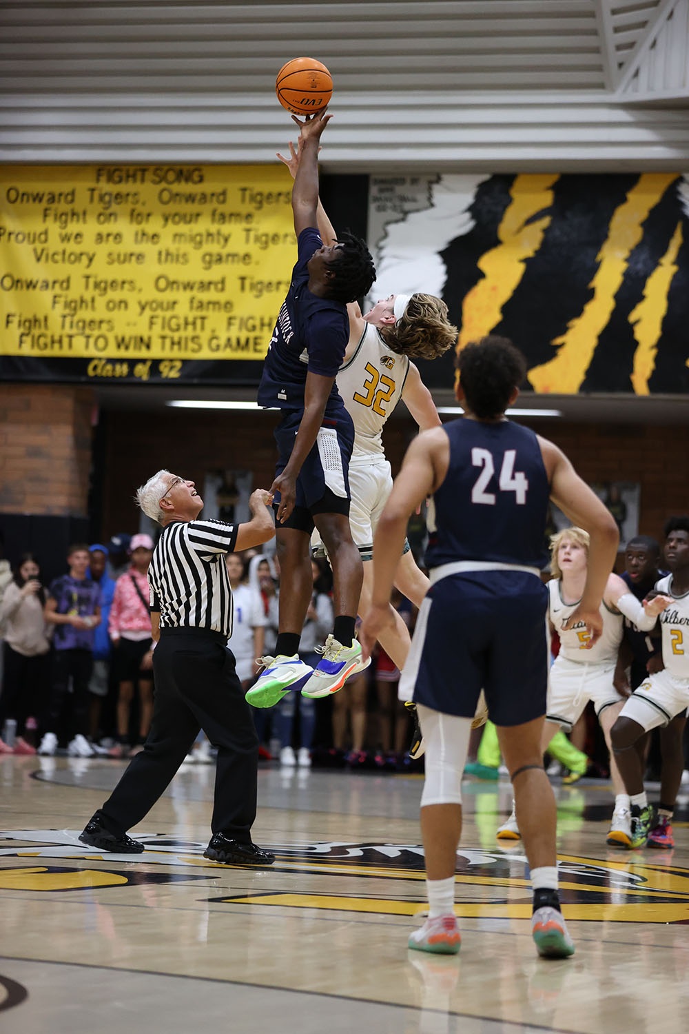 The beginning of overtime begins with a tip-off