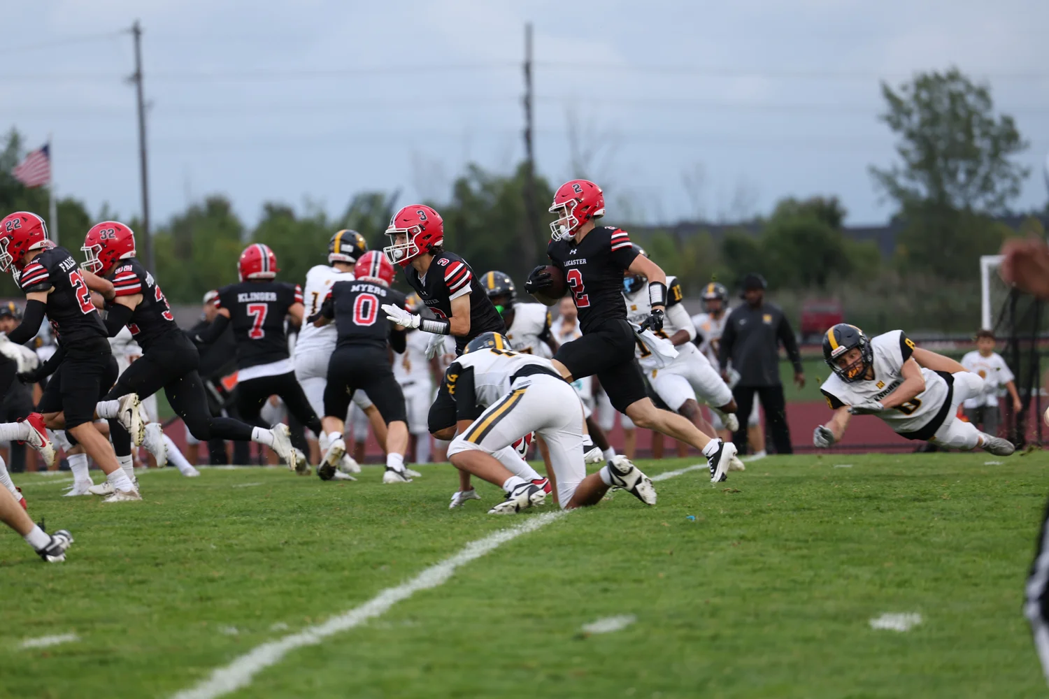 Gang running the kickoff return back to midfield
